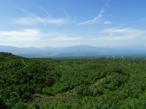 広大な浅間高原、その先に見える山々